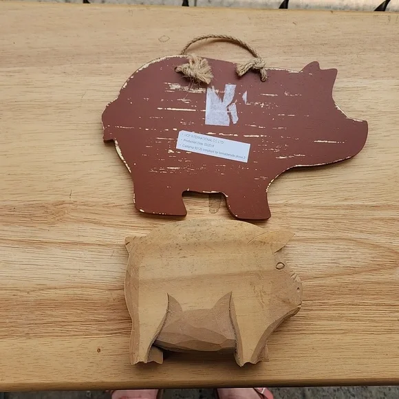 2 -- WOODEN CARVED π PIGS WALL HANGING. - Picture 1 of 7